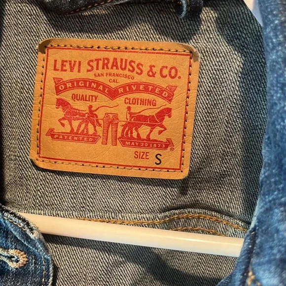 Levi Jean Jacket! Excellent Condition! - Picture 2 of 5